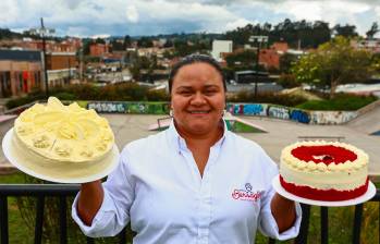 Junto a dos mujeres, Diana Lucía Cano se encarga de llevar felicidad por medio de sus tortas a varios municipios del norte de Antioquia. FOTO Manuel Saldarriaga