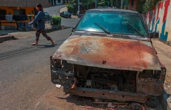 En alto estado de deterioro se pueden encontrar vehículos en la vía pública de Medellín, afectando la circulación vehicular. FOTO: MANUEL SALDARRIAGA