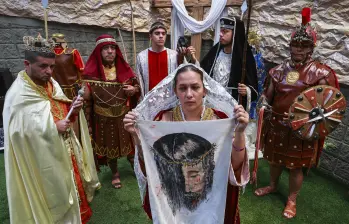 Algunos de los actores que interpretan a los villanos en los Tribunales de Semana Santa de Amagá. FOTOS MANUEL SALDARRIAGA