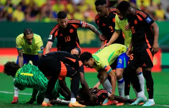 El defensor colombiano Dávinson Sánchez no pudo terminar el partido ante Brasil por una fuerte choque de cabeza con el arquero Alisson Becker. FOTO: GETTY