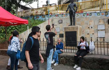 El monumento a Carlos Gardel es uno de los puntos emblemáticos de la 45, la arteria principal de Manrique. Foto: Manuel Saldarriaga.