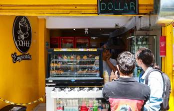 Turistas extranjeros recorren Provenza en Medellín, donde cafés, bares y vendedores ya conviven con pagos en dólares y tarjetas internacionales. FOTO MANUEL SALDARRIAGA