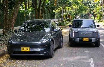 Los vehículos eléctricos e híbridos ganan participación en el mercado automotor colombiano. Tesla y BYD concentran buena parte de las ventas de eléctricos, mientras fabricantes y operadores avanzan en la expansión de la infraestructura de carga. FOTO EL COLOMBIANO E IA
