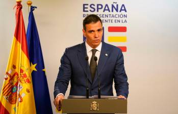 El presidente del Gobierno español, Pedro Sánchez, durante su discurso mientras anunciaba que seguiría en el poder. FOTO: GETTY