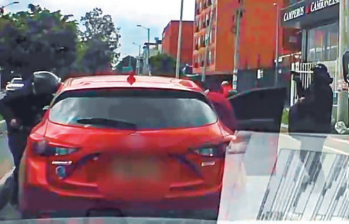 El atraco perpetrado a los ocupantes de un vehículo en la localidad bogotana de Suba. Tres delincuentes armados aprovecharon el pare del semáforo para intimidar a los ocupantes y robarles. Foto: tomada de video