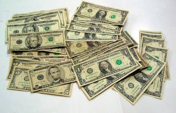 En la bolsa de valores, el dólar se negoció en promedio este lunes en $3.905. FOTO archivo