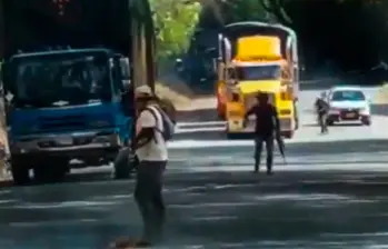 El momento en el que algunos integrantes del Frente Carlos Patiño, con armas largas, hicieron el retén ilegal en la vía Panamericana. FOTO: CAPTURA DE VIDEO