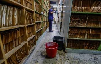 Con cada aguacero que cae en Medellín, los funcionarios deben poner baldes y plásticos para atajar el agua que cae por el techo. FOTO Manuel Saldarriaga