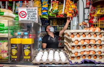 Los productos de paquetes, como galletas, papas, golosinas y hasta embutidos ya están gravados inicialmente con un 10%. FOTO Juan Antonio Sánchez