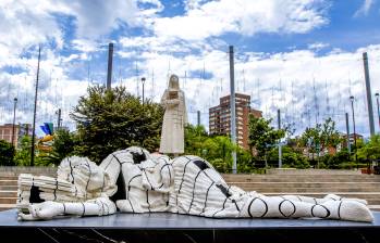 Dos cuerpos, una herida: así se rinde homenaje en Medellín a víctimas del Palacio de Justicia