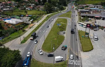 Imagen aérea de uno de los tramos de la autopista Medellín - Bogotá. FOTO Manuel Saldarriaga