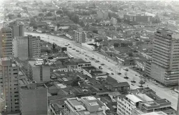 La Avenida Oriental, terminada en 1979, se llama Avenida Jorge Eliécer Gaitán. FOTOS Archivo El Colombiano 