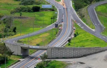 La vía estaba cerrada totalmente por un derrumbe sobre el kilómetro 18. FOTO COLPRENSA 