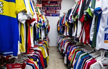 Colección de camisetas de fútbol propiedad del fanático Gustavo Arbeláez. Foto: Jaime Pérez Munévar