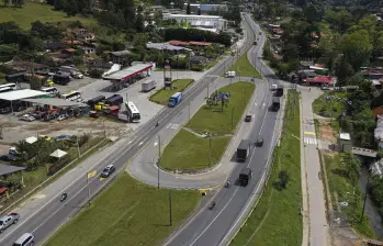 Descripción: Veredas afectadas en Guarne por la autopista Medellin Bogotá que le falta puentes para el cruce de los peatones. Fecha de evento: 23/06/2023. Foto: Manuel Saldarriaga Quintero