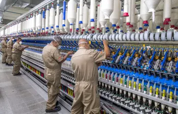 Las empresas están reprogramando turnos y ajustando procesos para cumplir con la reducción gradual de la jornada laboral. FOTO: Juan Antonio Sánchez