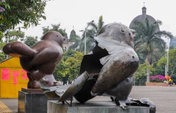 La escultura Pájaro destruida y la nueva, que está una al lado de la otra en el centro de la ciudad. Foto: Archivo.
