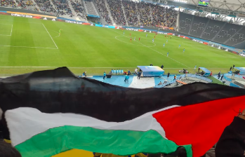 Uno de los hinchas que ondeó la bandera fue capturado por la Policía. FOTO: CAPTURA DE VIDEO
