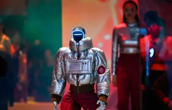 Un robot humanoide y una modelo desfilaron en “Mach33: Physical AI Fashion Show”. Foto Afp