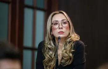 Katherine Miranda anunció la moción de censura y cuestionó la actuación del Ministerio de Defensa. FOTO: Colprensa. 