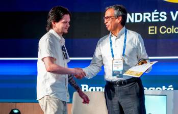 Andrés Villamizar, del área económica fue reconocido en la categoría escrita del Premio de Periodismo Asobancaria. FOTO Cortesía.