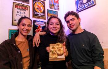 En las festividades del pueblo, los clientes de ambos negocios hacen fila para entrar a los espacios. FOTO Camilo Suárez