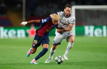 Lamine Yamalen de Barcelona disputa el balón con Hakan Calhanoglu del Inter, en un partido colmado de emociones. FOTO: GETTY
