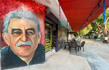 Turistas recorren las calles de Aracataca, inspiradas en el universo de Cien años de soledad, con murales y referencias a la obra de Gabriel García Márquez. FOTOS Colprensa