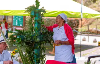 En Entre cruces y flores, los silleteros de Santa Elena construirán y adornarán diez cruces de 1,5 metros de altura cada una con las mismas técnicas que realizan las silletas del Desfile de Silleteros. FOTO cortesía parque arví