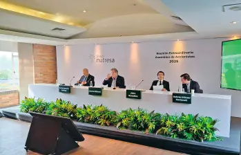 Jaime Gilinski (segundo de izquiera a derecha) encabezó la asamblea extraordinaria de accionistas de Grupo Nutresa. FOTO EL COLOMBIANO