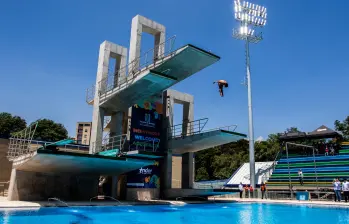 El experimentado clavadista antioqueño Sebastián Villa, quien ha estado en tres Juegos Olímpicos, realizó el primer salto desde la plataforma de 10 metros a la renovada piscina. FOTO julio césar herrera