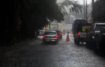 Equipos de emergencia atienden deslizamientos en San Antonio de Prado tras intensas lluvias y caída de granizo. FOTO EL COLOMBIANO. 