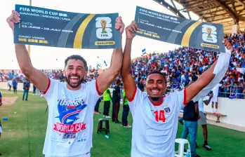 Roberto Lopes (izquierda), nacido en Irlanda, y Deroy Duarte (derecha), nacido en Países Bajos, celebran la clasificación al Mundial foTO getty