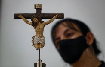 Tras un acto de vandalismo en la notaría ocho, quedó un Cristo sin piernas, lo que tiene al notario en dudas sobre si deshacerse de la escultura o dejarla allí como símbolo de la situación social del país. FOTO MANUEL SALDARRIAGA