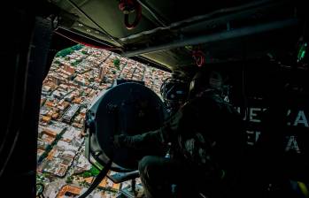 Imágenes del sobrevuelo en Medellín de la Fuerza Aeroespacial Colombia. FOTO CAMILO SUÁREZ