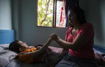 Una mujer cuida de un paciente en su casa. Foto: EL COLOMBIANO