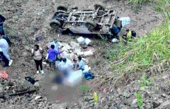 Los bomberos extrajeron el cuerpo de la mujer fallecida y trasladaron al hospital municipal a los heridos. FOTO: CORTESÍA