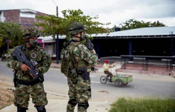 Dos batallones del Ejército llegaron a Arauca por orden del presidente Iván Duque para patrullar el departamento. En el detalle, uno de los muertos hallados en las vías. FOTO julio césar herrera.