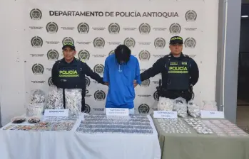 Durante la redada fueron capturadas 23 personas, señaladas de traficar drogas ilegales en Antioquia. FOTO: Cortesía Policía Antioquia