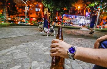 Los expertos desaconsejan el consumo de licor en parques infantiles y en zonas de deporte. Foto: EL COLOMBIANO