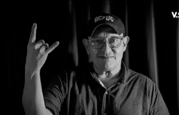 Después de años de trabajar en la radio musical comercial, el locutor Juan Kiss abrió una emisora virtual que tiene un repertorio más amplio y quiere que los jóvenes escuchen nuevas canciones. FOTO cortesía