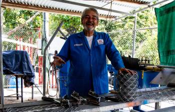Mauricio tenía 24 años cuando creó su primera máquina para hacer mallas. Ahora, jubilado, trabaja para entretenerse. FOTO JULIO CÉSAR HERRERA
