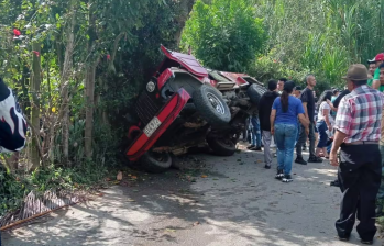 Bus volcado en zona rural de Barbosa, en la vía entre este municipio y el Hatillo. FOTO: REDES SOCIALES