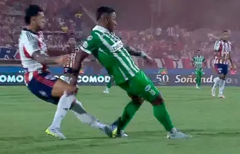 Este fue el momento del pisotón de Daniel Rivera sobre Alfredo Morelos. FOTO IMAGEN TOMADA DE LA TRANSMISIÓN DE WIN SPORTS+
