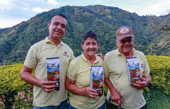 Además de producir su propio café, la familia presta servicio de tostión a pequeños caficultores de la zona para fortalecer la economía local. FOTO Manuel Saldarriaga. 