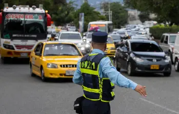En Medellín, más de 150 agentes de tránsito fueron distribuidos en corredores como el Túnel de Oriente, las autopistas Norte y Sur y las conexiones hacia Occidente. Foto: Manuel Saldarriaga