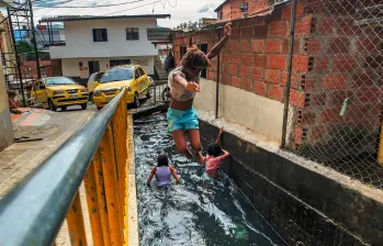 En este espacio minúsculo es indispensable adoptar técnicas especiales para los clavados, con el fin de no terminar estampados en el piso o pared. FOTO: CAMILO SUÁREZ