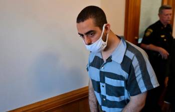 Hari Matar enfrenta el juicio por el ataque que casi le costó la vida al escritor británico Salman Rusdhie. FOTO: AFP