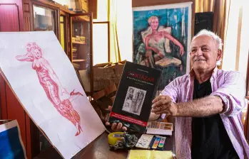 En su estudio, Fernando Rivillas sostiene un ejemplar de la biografía de Julio Cortázar que publicó hace poco. Foto: Manuel Saldarriaga