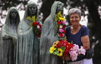 Teresa comenzó vendiendo novenas para las ánimas en las afueras del Cementerio San Pedro. FOTO: Manuel Saldarriaga